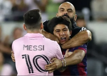 Segurança de Messi precisa conter invasor em jogo do Inter Miami • Harry How/Getty Images