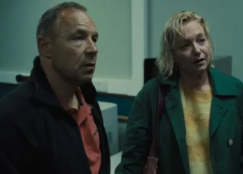 (Da esquerda para a direita) Stephen Graham como Eddie Miller e Christine Tremarco como Manda Miller em "Adolescência" • Netflix