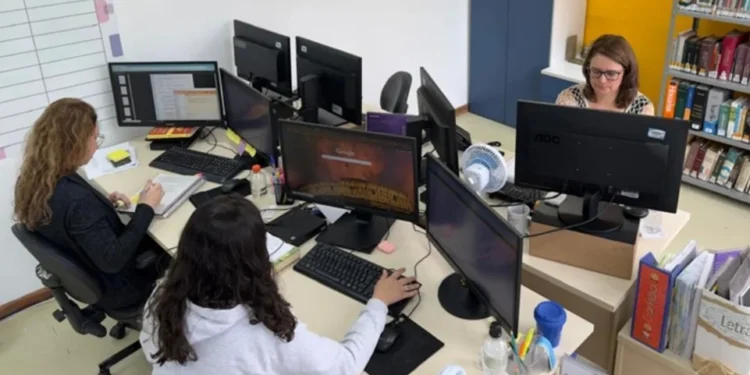 “Disque-gramática”: serviço que tira dúvidas de português faz sucesso no PR