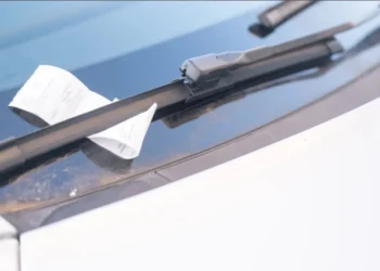 Multa por infração de trânsito colocada em para-brisas • Aitor Diago/Getty Images