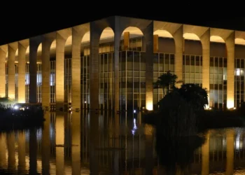 Imagem noturna do Palácio do Itamaraty, em Brasília • Marcello Casal Jr/Agência Brasil