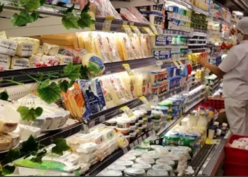 Trabalhadora organiza produtos em uma gôndola de um supermercado • Tânia Rego - Agência Brasil