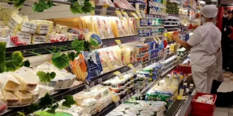 AtlasIntel: 3 a cada 4 brasileiros acham que renda não acompanha preços