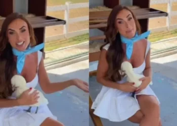 Nicole Bahls segura galinha batizada com o nome de Xuxa • reprodução/Instagram