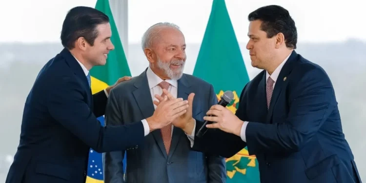 O presidente da Câmara, Hugo Motta (Republicanos-PB), o presidente da República Luiz Inácio Lula da Silva (PT) e o presidente do Senado Davi Alcolumbre (União) • Ricardo Stuckert / PR
