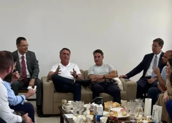 À espera de Hugo, oposição faz reunião sobre anistia com Bolsonaro