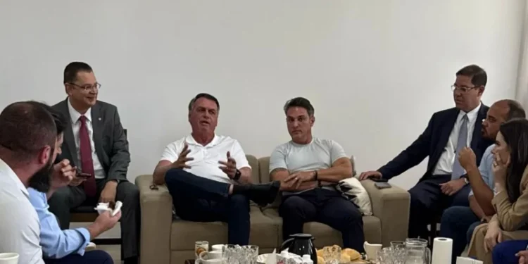 À espera de Hugo, oposição faz reunião sobre anistia com Bolsonaro