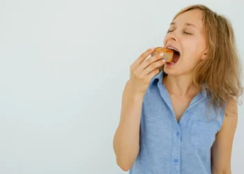 Um terço dos adultos entrevistados relataram dificuldades na mastigação devido a problemas dentários ou com próteses, aponta estudo • Freepik