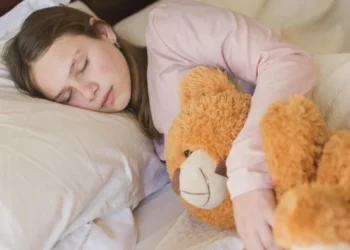 Especialistas liberam adultos para dormir com ursos de pelúcia • Freepik