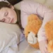 Adultos também dormem melhor com ursos de pelúcia; entenda os efeitos