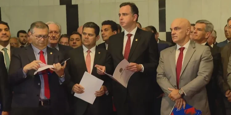 Moraes e Dino visitam Congresso em meio a pressão por anistia