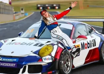 Letícia Bufoni trilha trajetória no automobilismo • Divulgação / Letícia Bufoni