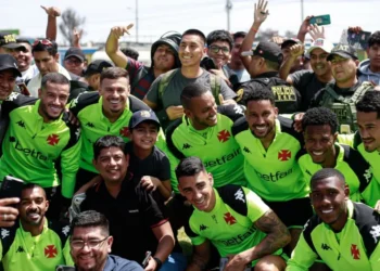 Jogadores do Vasco posam com torcedores peruanos após treino em Arequipa antes do jogo contra o Melgar • Matheus Lima/Vasco