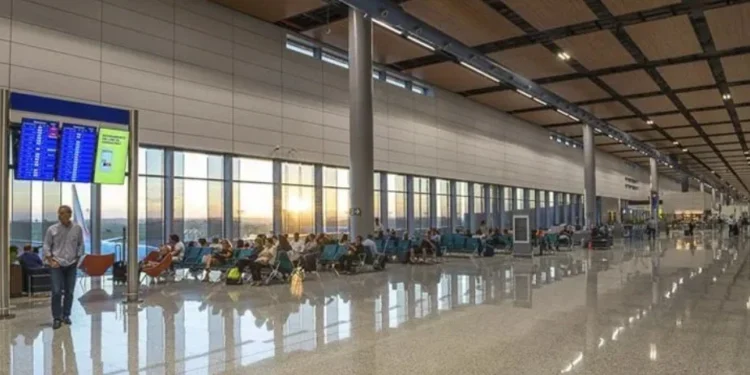 Mulher é indenizada após perder casamento devido a atraso de voo