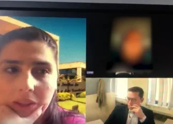 A vítima participou de uma audiência judicial online de dentro de um veículo, quando o Ministério Público e a Justiça percebeu que ela estava acompanhada pelo agressor e sendo coagida • Reprodução