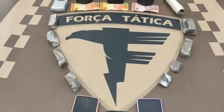 Jovem é preso junto com a mãe e esposa ao ser flagrado com maconha e entregar esconderijo, diz polícia