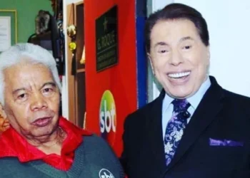 O assistente de palco do SBT, Roque, ao lado de Silvio Santos • Instagram/Roque