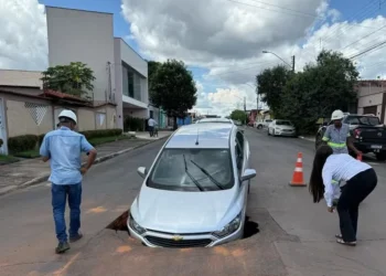 Carro caiu em buraco no setor Aliança, em Araguaína — Foto: Divulgação/ Instagram @enquantoissoemaraguaina