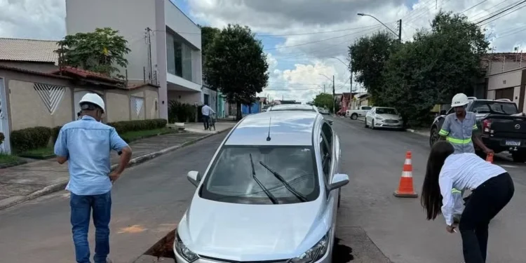 Carro caiu em buraco no setor Aliança, em Araguaína — Foto: Divulgação/ Instagram @enquantoissoemaraguaina