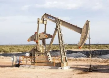 Maquinário em meio a campo petrolífero • Pixabay