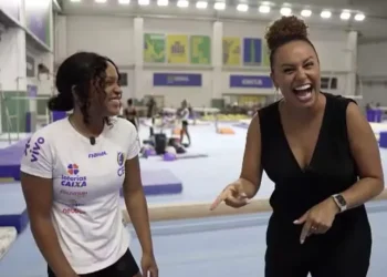 Rebeca Andrade em papo com Karine Alves no Esporte Espetacular — Foto: Marcelo Bastos