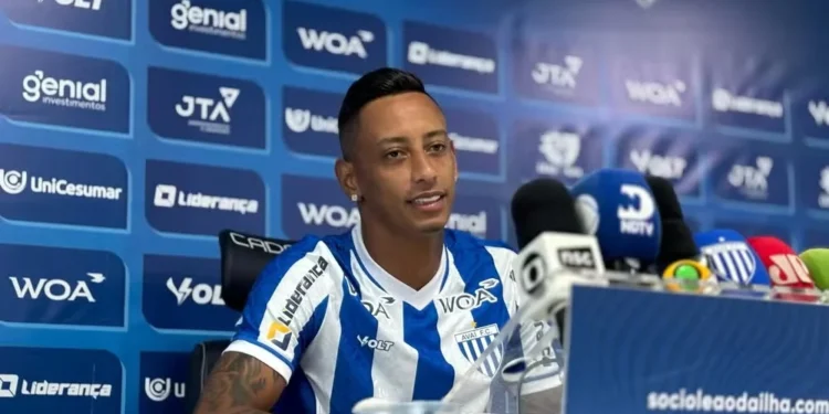 “01 da várzea” é apresentado no Avaí, diz que pode servir de inspiração e realiza sonho