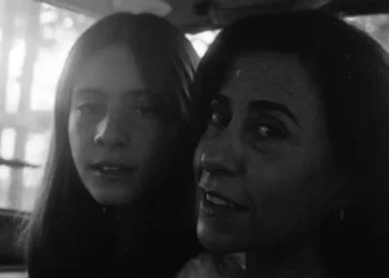 Para comemorar um mês do evento que garantiu ao Brasil uma estatueta, Valentina reuniu fotos em preto e branco de cenas de bastidores de "Ainda Estou Aqui" • Instagram/Valentina Herszage