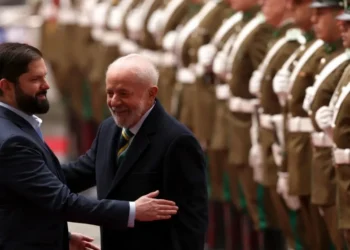 Lula e Boric se cumprimentam em Santiago • 05/08/2024REUTERS/Ivan Alvarado