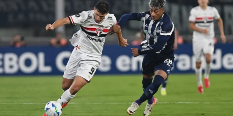 Libertadores: São Paulo bate Talleres na estreia, mas Oscar preocupa