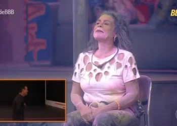 Tadeu cai na risada nos estúdios do BBB 25 com discussão de Delma e Vilma • Reprodução/Globo