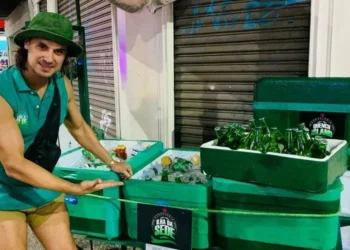 Daniel Erthal, ex-galã de Malhação, vende cerveja em Copacabana • Reprodução/Instagram