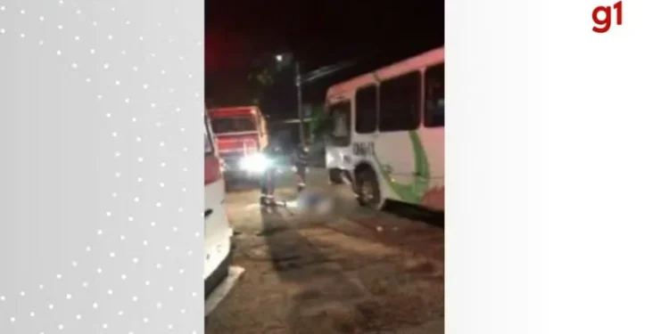 Acidente entre ônibus e moto aconteceu na região sul de Palmas — Foto: Reprodução/Redes Sociais