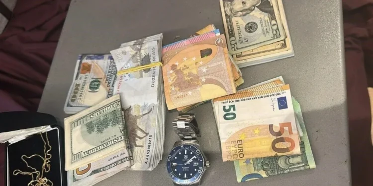 Na casa de Barral, a PF apreendeu dólares, euros, joias e relógios de alto valor em um cofre • Reprodução