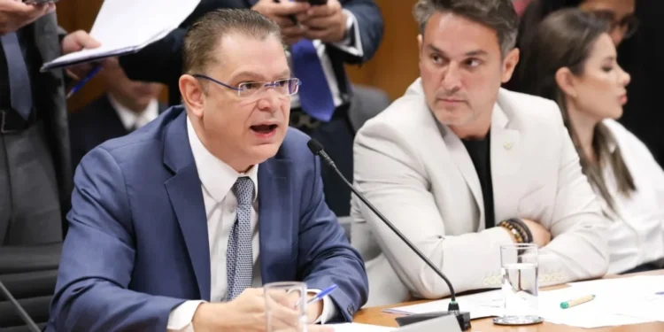 Os líderes do PL, Sóstenes Cavalcante (RJ), e da oposição, Zucco (RS), durante reunião do colégio de líderes nesta quinta-feira (3) • Marina Ramos/Câmara dos Deputados