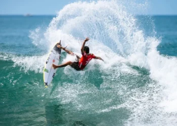 Filipe Toledo surfe El Salvador — Foto: Beatriz Ryder/World Surf League