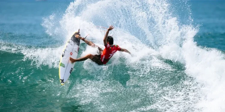 Filipe Toledo surfe El Salvador — Foto: Beatriz Ryder/World Surf League