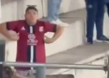Torcedor faz gesto racista contra torcida do São Paulo • Reprodução