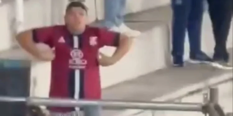 Torcedor faz gesto racista contra torcida do São Paulo • Reprodução