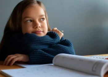 A ideia Ã© sempre ajudar o filho para a melhor preparaÃ§Ã£o possÃ­vel neste momento de avaliaÃ§Ãµes escolares crédito: Freepik