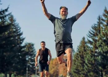 Os exercícios estimulam a liberação de substâncias que melhoram o humor / crédito: EdiCase