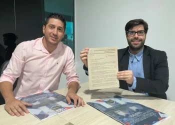 Secretário-executivo da Pesca e Aquicultura, Rodrigo Ayres, recebe ofício com demandas do representante da Comissão de Pesca Esportiva, Eduardo Mota - Foto: Lucas Eurilio/Governo do Tocantins/Sepea