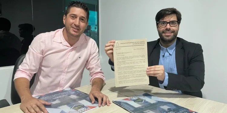 Secretário-executivo da Pesca e Aquicultura, Rodrigo Ayres, recebe ofício com demandas do representante da Comissão de Pesca Esportiva, Eduardo Mota - Foto: Lucas Eurilio/Governo do Tocantins/Sepea