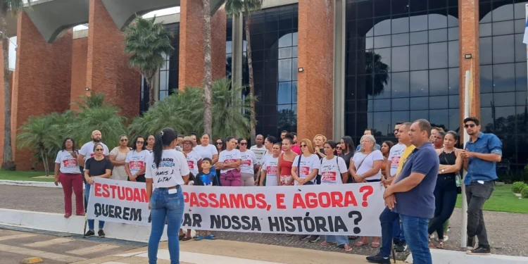 Professores e pais protestam em Palmas por nomeação no concurso da Educação