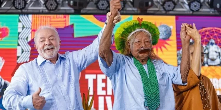 Luiz Inácio Lula da Silva com o cacique Raoni Metuktire Foto: Divulgação