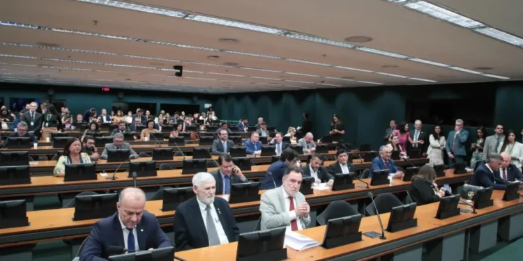 Deputados durante votação na Comissão de Constituição e Justiça (CCJ), a mais importante da Casa, que será presidida pelo deputado Paulo Azi (União-BA) • Bruno Spada/Câmara dos Deputados