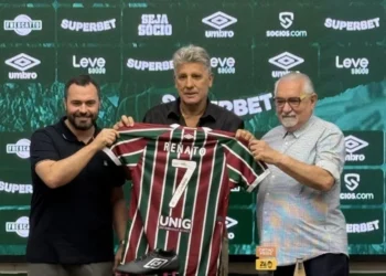 Renato Gaúcho posa ao lado de Mário Bittencourt e Paulo Angioni, no CT do Fluminense • Marcelo Gonçalves/FFC