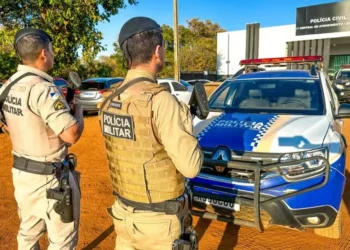 Suspeito e vítima foram levados para a delegacia — Foto: Divulgação/PM