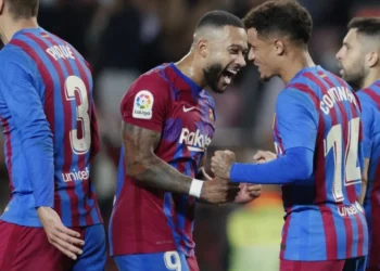 Memphis Depay e Philippe Coutinho comemoram gol do Barcelona em 2021 • David S. Bustamante/Soccrates/Getty Images