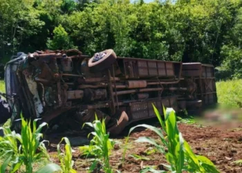 Ônibus com alunos e professores da UFSM tombou no interior do Rio Grande do Sul • Reprodução