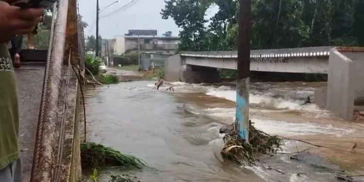 Chuva provoca enchentes em Ubatuba, no litoral norte de SP